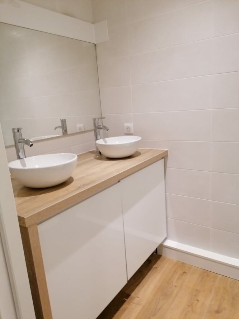 SALLE D EAU RENOVEE BLANC BOIS PARQUET